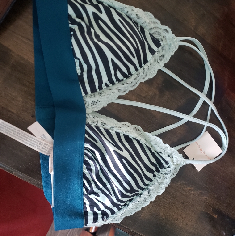 BLUSH LOVE LACE TRIM TRIANGLE BRALETTE

(NWT)